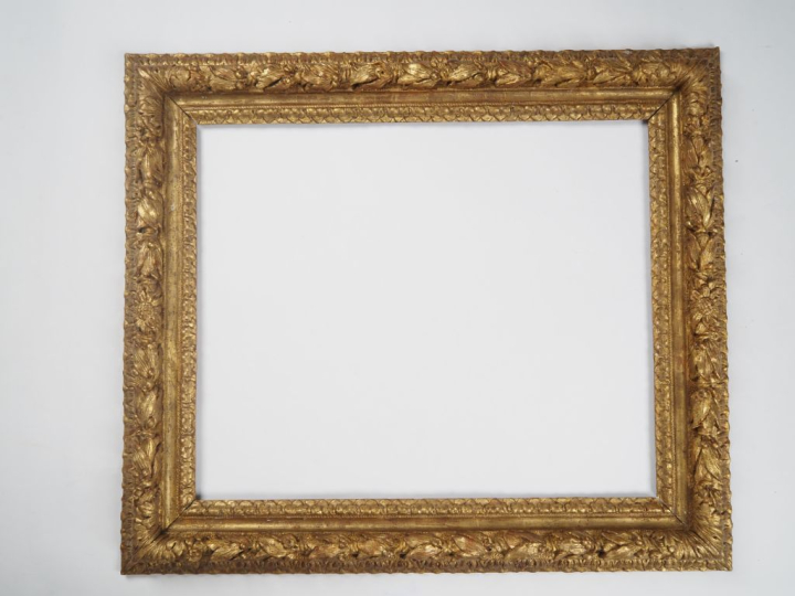 Cadre XVIIIème  bois sculpté et doré à décor feuillagé. Dim. 96 x 83 c