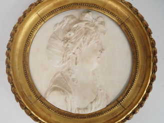 Vente aux enchères Ecole française XIXème. "Portrait de dame au fichu et aux noeud de rub