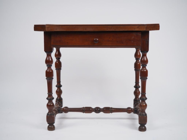 Table de milieu Louis XIII en bois mouluré, dessus, un tiroir en ceint