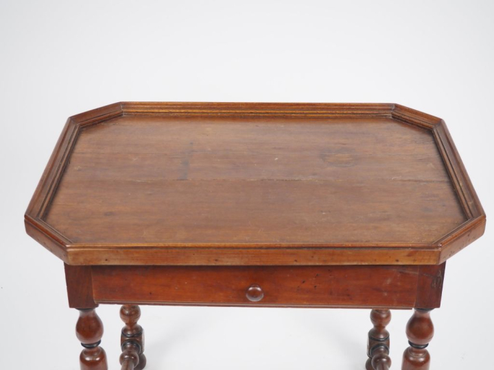 Table de milieu Louis XIII en bois mouluré, dessus, un tiroir en ceint