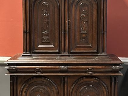 Très élégant Buffet deux corps Renaissance en noyer mouluré et finemen