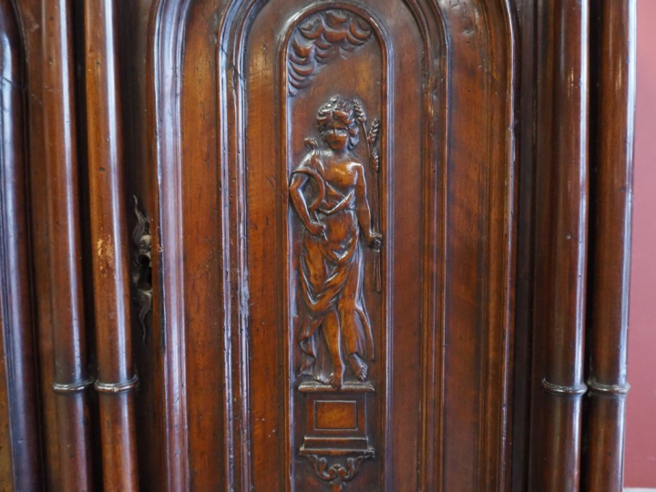 Très élégant Buffet deux corps Renaissance en noyer mouluré et finemen