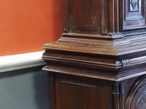 Très élégant Buffet deux corps Renaissance en noyer mouluré et finemen