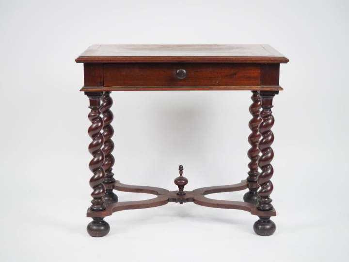 Table à écrire Louis XIIII en noyer mouluré, dessus bois, un tiroir en