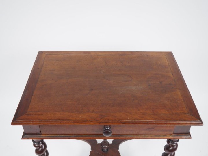 Table à écrire Louis XIIII en noyer mouluré, dessus bois, un tiroir en