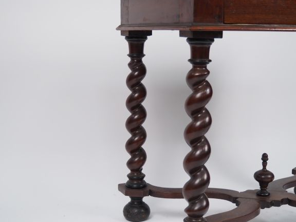 Table à écrire Louis XIIII en noyer mouluré, dessus bois, un tiroir en