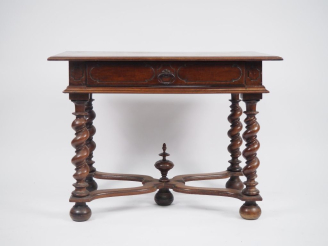 Vente aux enchères table à écrire Louis XIIII en noyer mouluré, dessus bois, un tiroir en