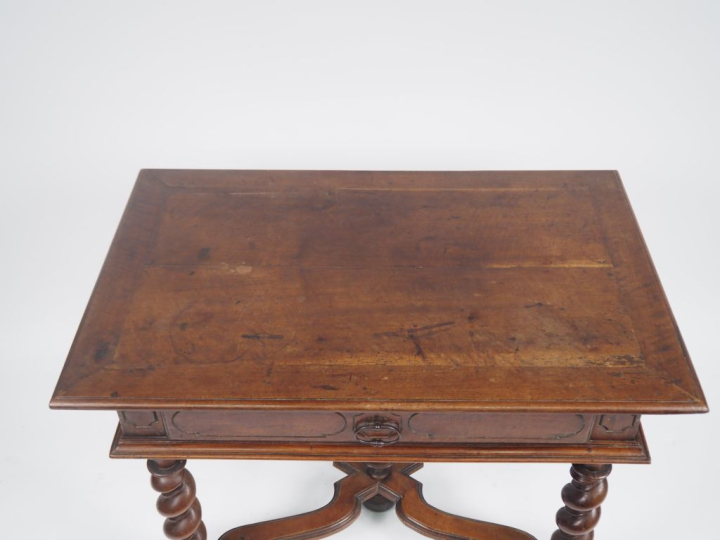 table à écrire Louis XIIII en noyer mouluré, dessus bois, un tiroir en