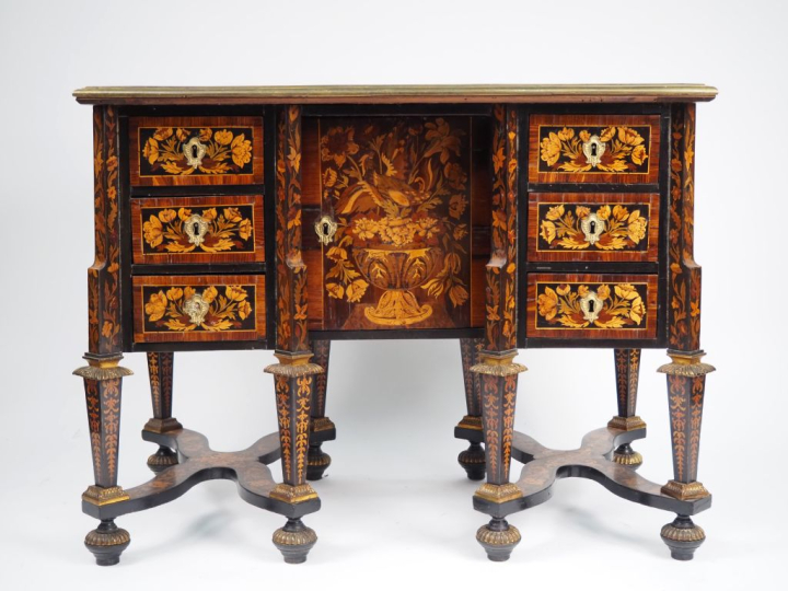Bureau mazarin XVIIème en marqueterie sur fond d'ébène et de bois de v