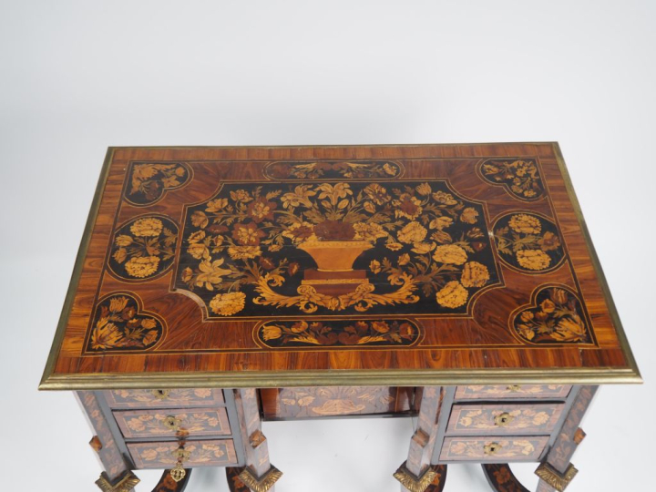 Bureau mazarin XVIIème en marqueterie sur fond d'ébène et de bois de v
