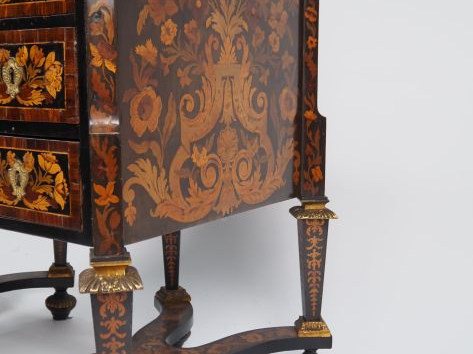 Bureau mazarin XVIIème en marqueterie sur fond d'ébène et de bois de v