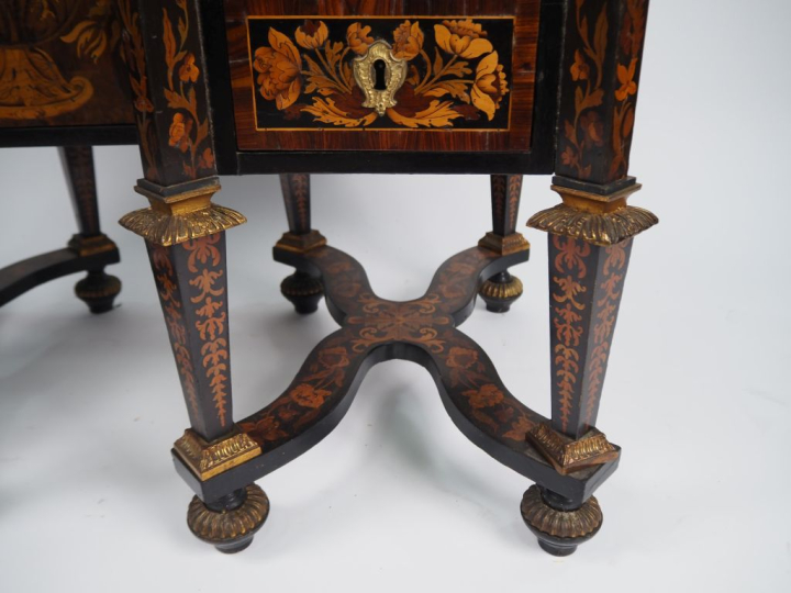 Bureau mazarin XVIIème en marqueterie sur fond d'ébène et de bois de v