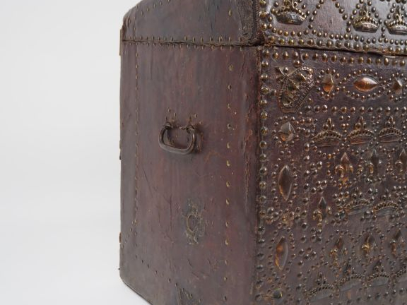 Grand coffre de mariage ou malle de voyage  XVIIIème en bois gainé de 