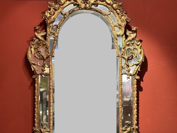 Grand miroir à parecloses fin XVIIème - début XVIIIIème en bois sculpt