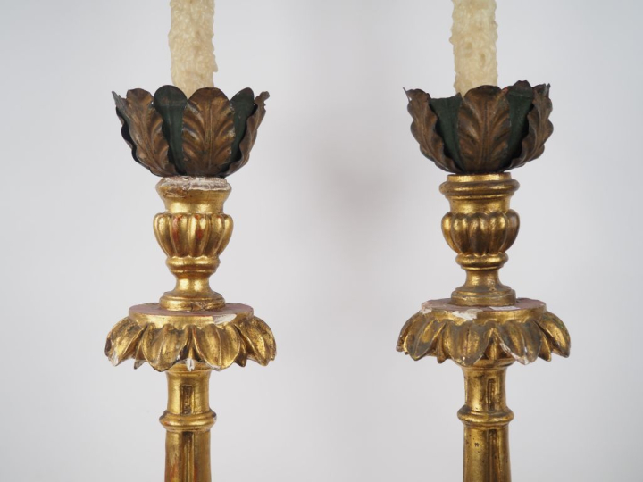 Paire de piques cierges XVIIIème en bois mouluré, sculpté et doré, 