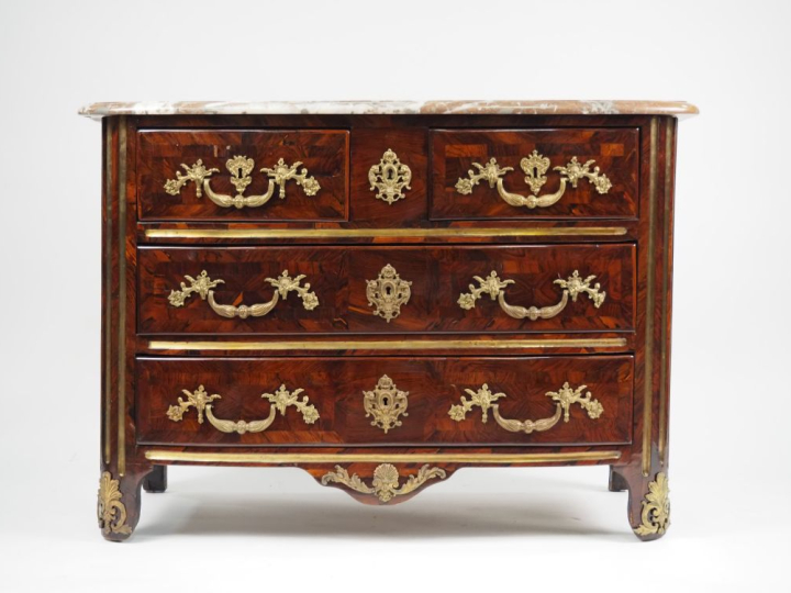 Commode Régence en marqueterie, façade galbée ouvrant à cinq tiroirs s