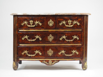 Vente aux enchères Commode Régence en marqueterie, façade galbée ouvrant à cinq tiroirs s