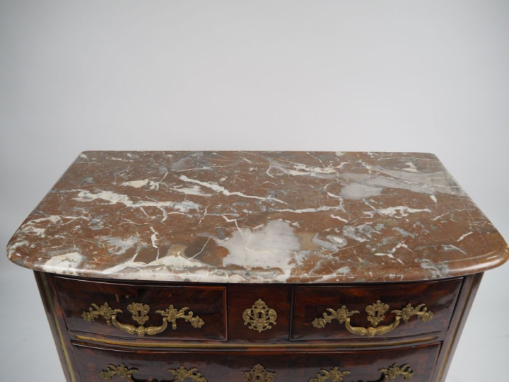Commode Régence en marqueterie, façade galbée ouvrant à cinq tiroirs s