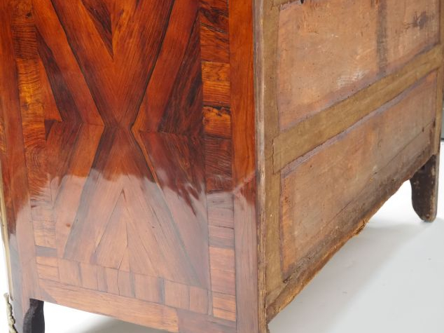 Commode Régence en marqueterie, façade galbée ouvrant à cinq tiroirs s