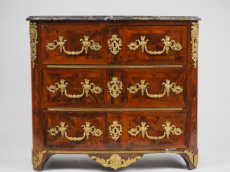 Vente aux enchères Fine commode Régence en marqueterie, ouvrant à quatre tiroirs sur troi