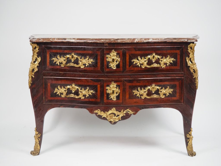 Commode XVIIIème en marqueterie, façade mouvementée ouvrant à trois ti