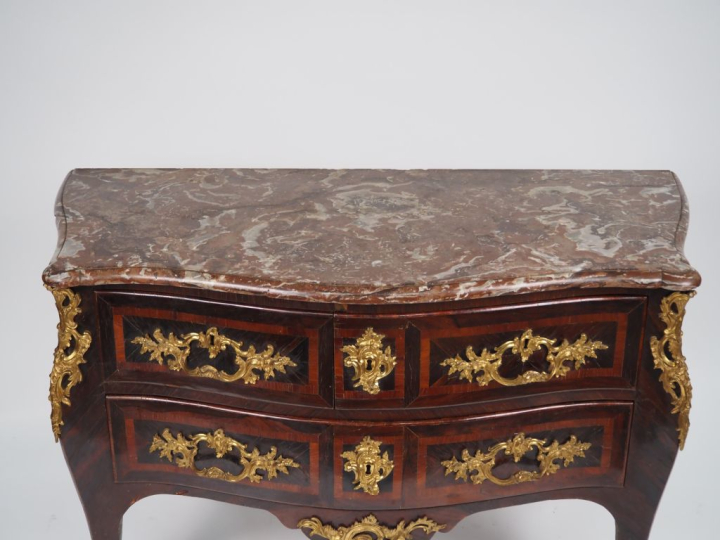 Commode XVIIIème en marqueterie, façade mouvementée ouvrant à trois ti
