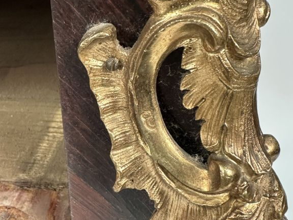 Commode XVIIIème en marqueterie, façade mouvementée ouvrant à trois ti