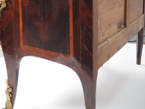 Commode XVIIIème en marqueterie, façade mouvementée ouvrant à trois ti