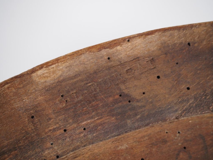 Claude Louis BURGAT. Paire de fauteuils cannés en bois mouluré et scul
