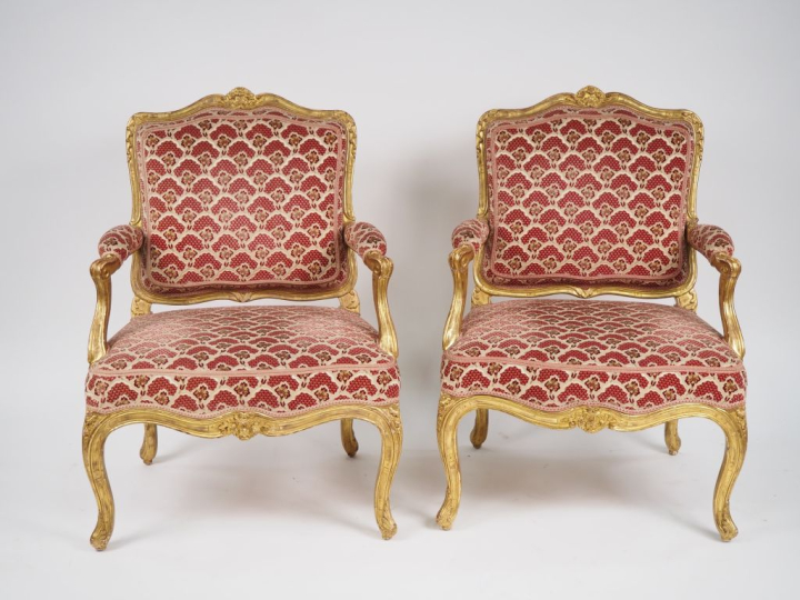 Paire de larges fauteuils à dos plat Louis XV en bois mouluré, sculpté