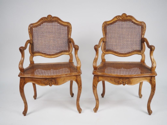 Vente aux enchères Paire de fauteuils cannés Louis XV en noyer mouluré et sculpté, à déco