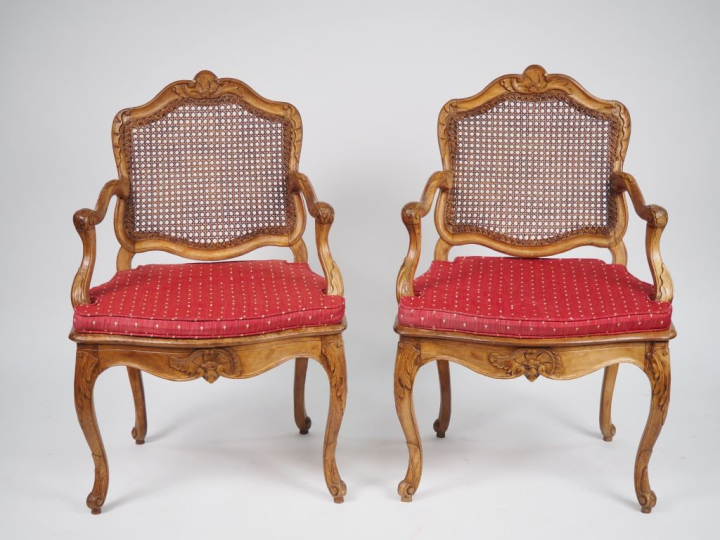 Paire de fauteuils cannés Louis XV en noyer mouluré et sculpté, à déco