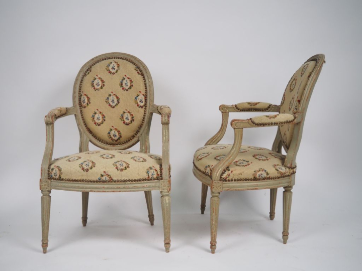 Paire de cabriolets Louis XVI en hêtre mouluré et sculpté,  dossier me