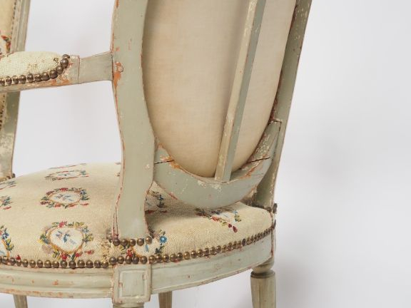 Paire de cabriolets Louis XVI en hêtre mouluré et sculpté,  dossier me