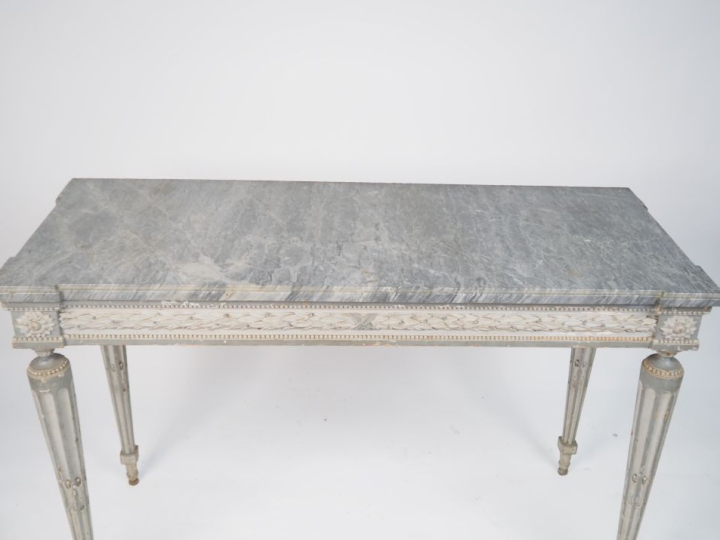 Console Louis XVI en bois mouluré, sculpté et laqué gris, la ceinture 