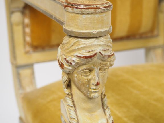 Mobilier de salon Directoire en bois laqué blanc mouluré et sculpté, d
