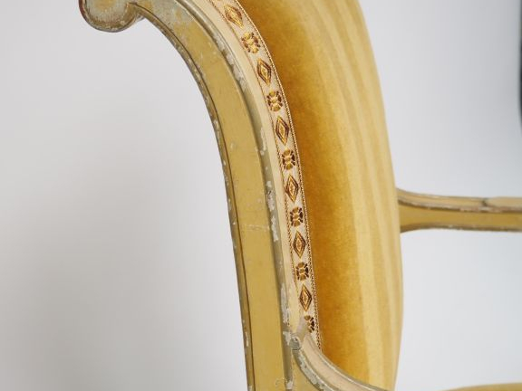 Mobilier de salon Directoire en bois laqué blanc mouluré et sculpté, d
