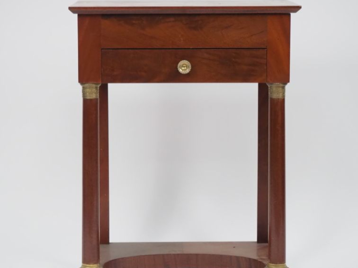 Petite table de chevet de style Empire en acajou à décor de colonnes d