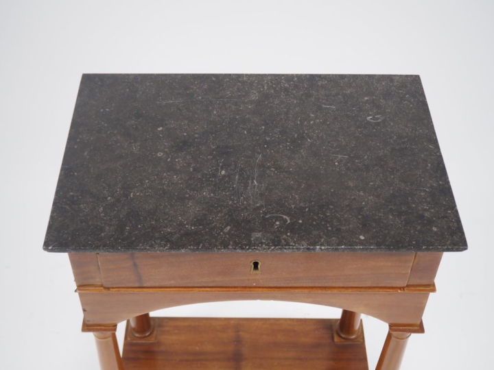 Petite console Empire en acajou ouvrant par un tiroir.  Dimensions: 76