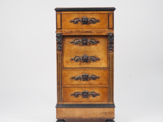 Vente aux enchères Chevet Charles X en placage d'érable, mouluré et sculpté, ouvrant à tr