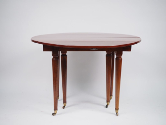 Vente aux enchères Table à abattants et à  allonges début  XIXème de style Louis XVI en a
