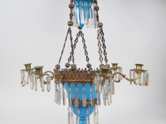 Vente aux enchères Lustre à pampilles Napoléon III en opaline, cristal, éclairant à 7 lum