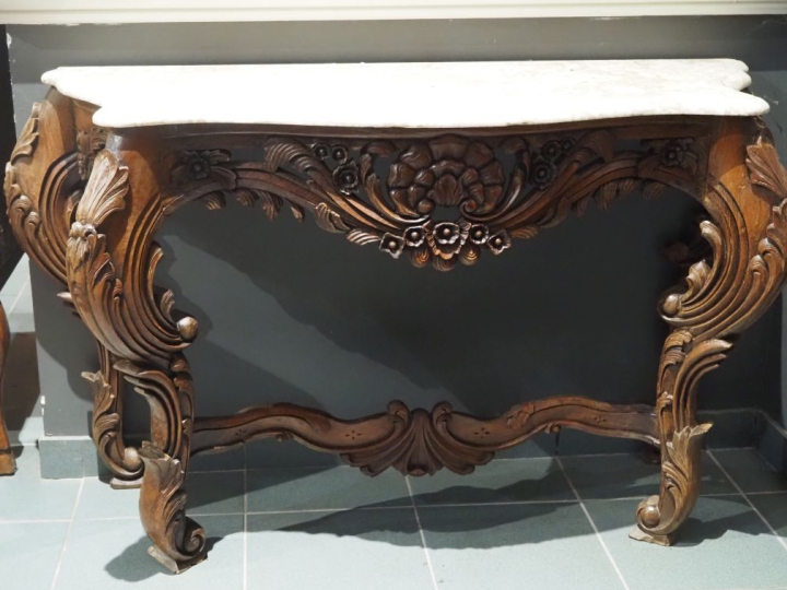 Console de style Louis XV en bois sculpté à décor ajouré de palmes de 