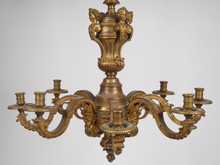 Lustre Napoléon III de style Louis XIV en bronze doré à décor d'espagn