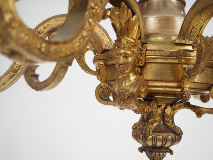 Lustre Napoléon III de style Louis XIV en bronze doré à décor d'espagn