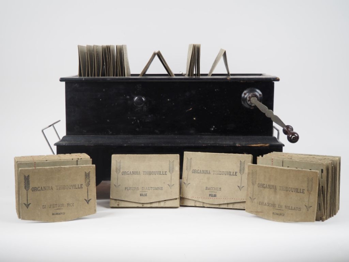 Organina Thibouville, orgue de barbarie en bois et ses 8 cartons perfo
