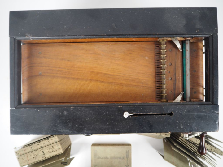 Organina Thibouville, orgue de barbarie en bois et ses 8 cartons perfo