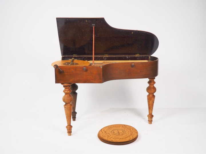 Piano mécanique Orpheus avec ses disques. Numéro de série 206338, en é