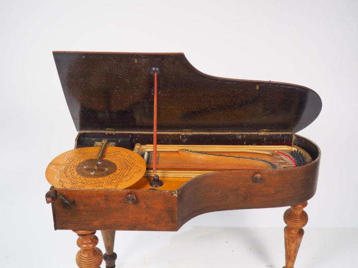 Piano mécanique Orpheus avec ses disques. Numéro de série 206338, en é