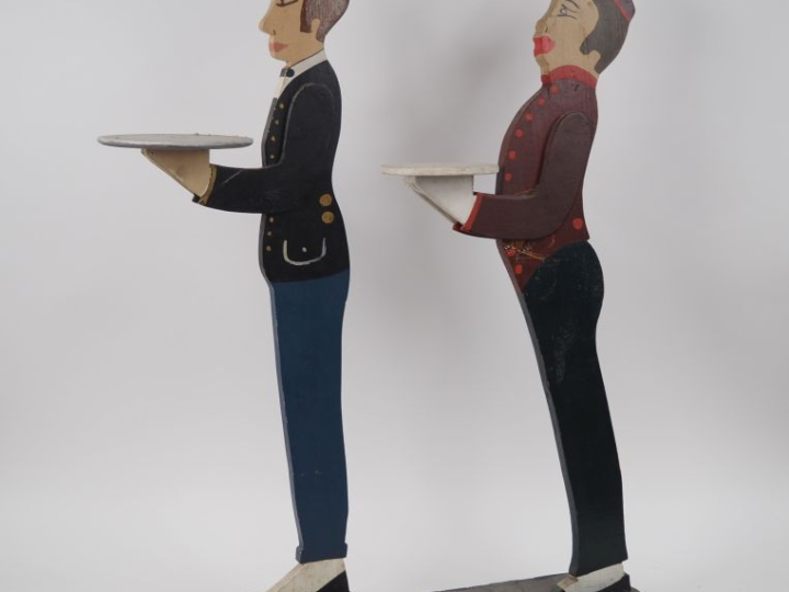 Deux serviteurs muets en bois sculpté polychrome représentant des majo
